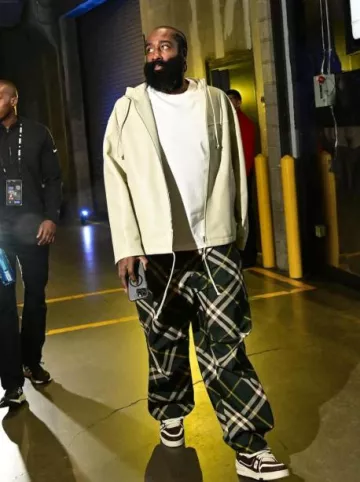 Bottega Veneta Ivory Leather Hooded usada por James Harden en la cuenta de Instagram @nbafashionfits