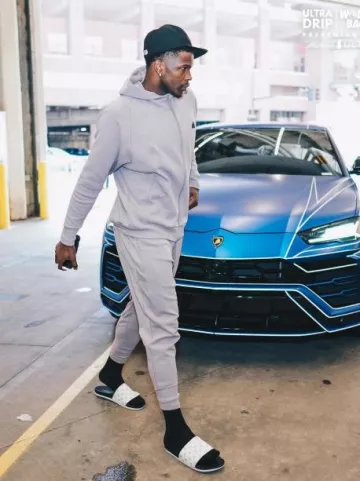 Joggers Adidas Light Grey ZNE usados por Anthony Edwards en la cuenta de Instagram @timberwolves
