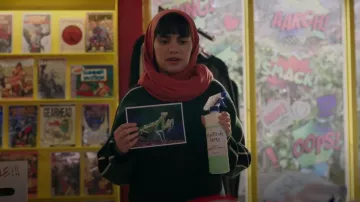 Pull en tricot Zara avec bande latérale porté par Sahar (Gracelyn Awad Rinke) comme on le voit dans Resident Alien (S04E03)