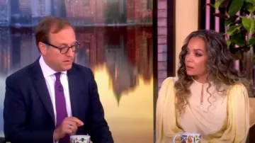 Chloe Draped Crop Top porté par Sunny Hostin comme on le voit dans The View le 23 juin 2025