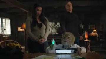 Cárdigan de Free People Going Places usado por Asta Twelvetrees (Sara Tomko) como se ve en Resident Alien (S04E03)