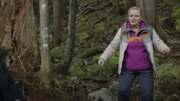 L.L. Bean Mountain Classic Puffer Jacket Color-Block porté par Liv Baker (Elizabeth Bowen) comme on le voit dans Resident Alien (S04E03)