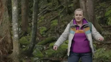 Jersey de forro polar Cotopaxi Teca usado por Liv Baker (Elizabeth Bowen) como se ve en Resident Alien (S04E03)