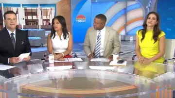 Mini robe militaire sur mesure Karen Millen portée par Angie Lassman comme on le voit dans Aujourd’hui le 19 juin 2025