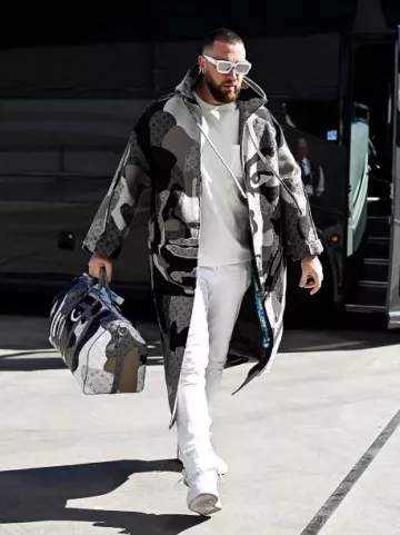 Camiseta Louis Vuitton White Monogram 3D Pocket usada por Travis Kelce en la cuenta de Instagram @blitzfits