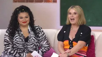 Camisa BruceGlen Snow Tiger Button Up usada por Michelle Buteau como se ve en Today with Jenna & Friends el 19 de junio de 2025