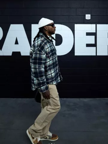 Sobrecamisa de franela blanca y verde azulado oscuro de Amiri usada por Davante Adams en la cuenta de Instagram @taeadams