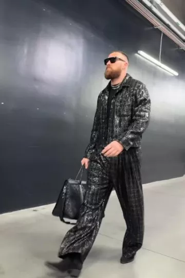 Pantalon Amiri Black Sequin Boucle Kick Flare porté par Travis Kelce sur le compte Instagram @chiefs