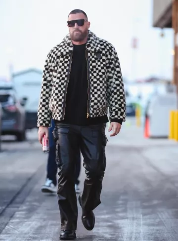 Veste en fourrure à carreaux blancs et noirs Amiri portée par Travis Kelce sur le compte Instagram @chiefs