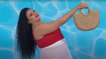 Bolso de paja Frienda usado por Michelle Buteau como se ve en Today with Jenna & Friends el 20 de junio de 2025