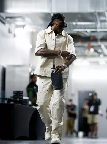 Jean Louis Vuitton Monogram Workwear crème porté par Davante Adams sur le compte Instagram @taeadams