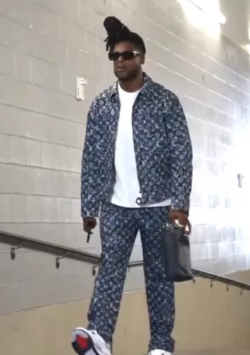 Jordan 4 Retro Midnight Navy worn by Davante Adams on the Instagram account @taeadams