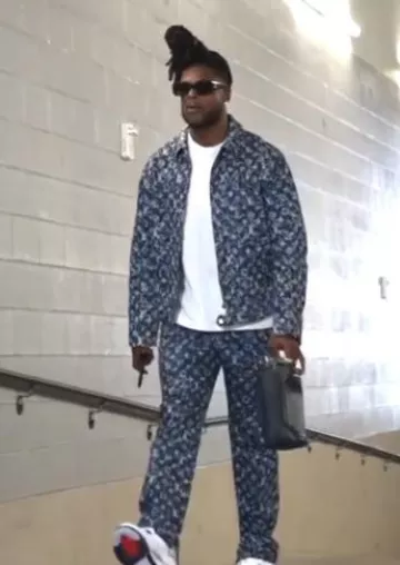 Jean Louis Vuitton Monogram Bleu Moucheté porté par Davante Adams sur le compte Instagram @taeadams