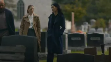 Burberry Chelsea Long Trench-Coat en coton biologique et gabardine porté par Lomax (Elena Juatco) comme on le voit dans SurrealEstate (S03E09)