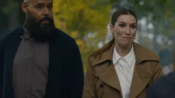 Zadig & Voltaire Parisienne Manteau croisé ceinturé porté par Susan Ireland (Sarah Levy) comme on le voit dans SurrealEstate (S03E09)