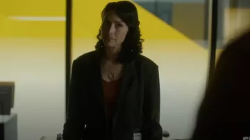 Blazer Aritzia Babaton Arbus porté par Rochelle (Joy Tanner) tel qu’on le voit dans SurrealEstate (S03E10)