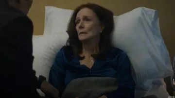 Chemisier effet satin Zara porté par Victoria (Jennifer Dale) dans SurrealEstate (S03E10)