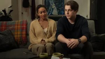 Cárdigan con manga globo Kimchi Blue Delilah usado por Sydney Shandon (Lindura) como se ve en Sullivan's Crossing (S03E09)