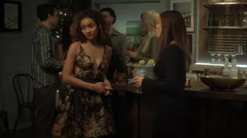 Robe en lin floral du pavillon Zimmermann portée par Sydney Shandon (Lindura) comme on le voit dans Sullivan’s Crossing (S03E10)