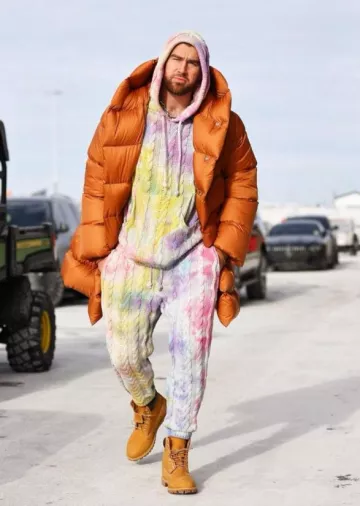 Camp High Tie-Dye Cable Knit Hoodie porté par Travis Kelce sur le compte Instagram @newheightshow