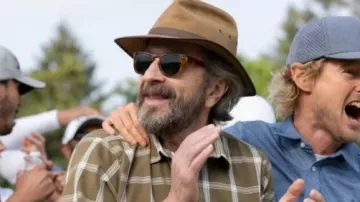 Brown hat of Mitts (Marc Maron) in Stick (S01E02)