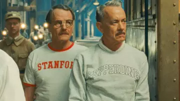 Sudadera Pepperdine de Leland (Tom Hanks) en El plan fenicio