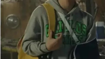 SUDADERA CON CAPUCHA GRILLOS usada por Marcel Crawford (Nicolas Cantú) en Motorheads (S01E04)