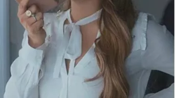 Chemise avec motif palmiers portée par LucreciaMontesinos (Danna Paola) dans Elite (S03E02)