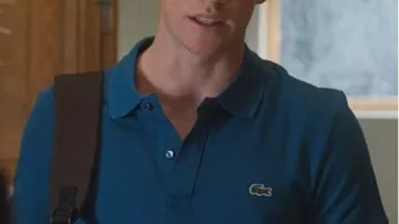 Polo L.12.12 de Lacoste porté par Guzman (Miguel Bernardeau) dans Elite (S03E06)