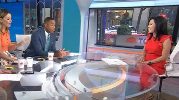 J. Crew mono de crepé sin mangas con volantes usado por Vicky Nguyen tal como se ve en Today, el 26 de junio de 2025