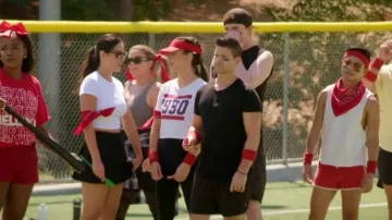 H&M 1990 Cropped Graphic T-Shirt usada por Nia Sanchez como se ve en The Valley (S02E11)