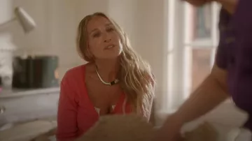 Tour de cou Cartier de style rétro en argent, onyx et or porté par Carrie Bradshaw (Sarah Jessica Parker) comme on le voit dans And Just Like That... (S03E03)