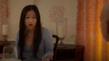 Free People Eyes On You Top de manga larga Pointelle azul claro usado por Lily Goldenblatt (Cathy Ang) como se ve en And Just Like That... (S03E03)