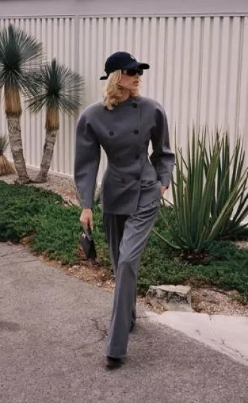 Sac Hermès Mini Kelly porté par Elsa Hosk sur son post Instagram le 13 juin 2025