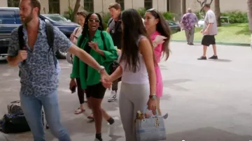 Christian Dior Sac Lady D-Lite en Toile Brodée Bleu Clair porté par Michelle Lally comme on le voit dans The Valley (S02E11)