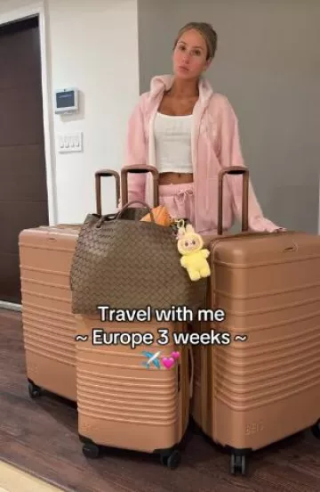 Bottega Veneta Large Andiamo Bag worn by Alix Earle on her Tik Tok post on June 14, 2025