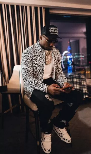 Louis Vuitton x YK White Dots LV Sneakers portées par Deebo Samuel sur le compte Instagram @1deebosr