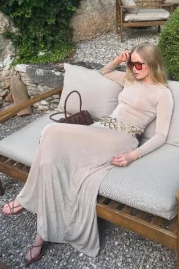 Bolso de gamuza mediano Prada Galleria usado por Ellie Bamber en su publicación de Instagram el 15 de junio de 2025