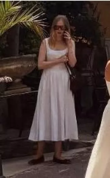 Vestido de lino Reformation Balia usado por Ellie Bamber en su publicación de Instagram el 15 de junio de 2025
