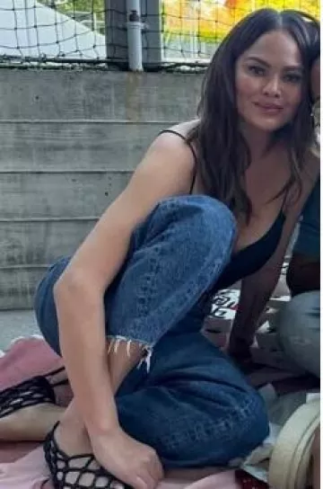 Ballerine tissée Jil Sander portée par Chrissy Teigen sur son post Instagram le 15 juin 2025