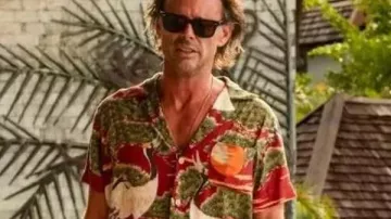 Chemise hawaïenne à imprimé grue de Rick Hatchett (Walton Goggins) dans Le Lotus Blanc (S03E05)