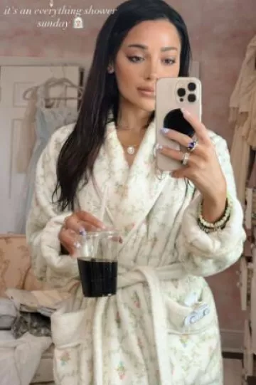 Apple Iphone Clear Case with Magsafe worn by Gabi Demartino on her Instagram Story on June 29, 2025