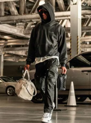 Trousse de toilette Louis Vuitton Graphite Damier portée par Davante Adams sur le compte Instagram @taeadams