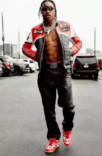 Chaqueta de moto de cuero negro y rojo de Givenchy usada por Justin Jefferson en la cuenta de Instagram @nfl