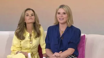 Vestido camisero midi Simkhai Jazz Pintucked usado por Maria Shriver como se ve en Today with Jenna & Friends el 26 de junio de 2025