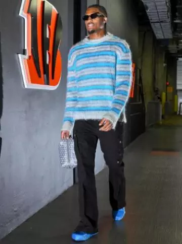 Jeans cargo Amiri Black Flared M65 porté par Tee Higgins sur le compte Instagram @blitzfits