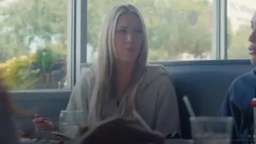 Lululemon Scuba Sweat à capuche surdimensionné à fermeture éclair porté par Megan comme on le voit dans AMERICA’S SWEETHEARTS : Dallas Cowboys Cheerleaders (S02E04)