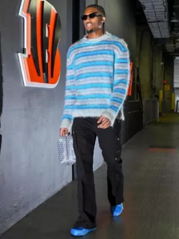 Suéter de mohair a rayas gris y turquesa de Marni usado por Tee Higgins en la cuenta de Instagram @blitzfits