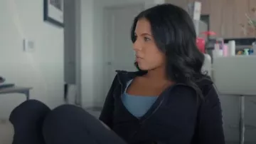 Aritzia Babaton Sculpt Knit Light Blue Ribbed Crop Top porté par Chandi comme on le voit dans AMERICA’S SWEETHEARTS : Dallas Cowboys Cheerleaders (S02E04)
