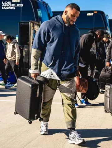 Valise Louis Vuitton Horizon 55 en cuir Monogram noir portée par Aaron Donald sur le compte Instagram @rams